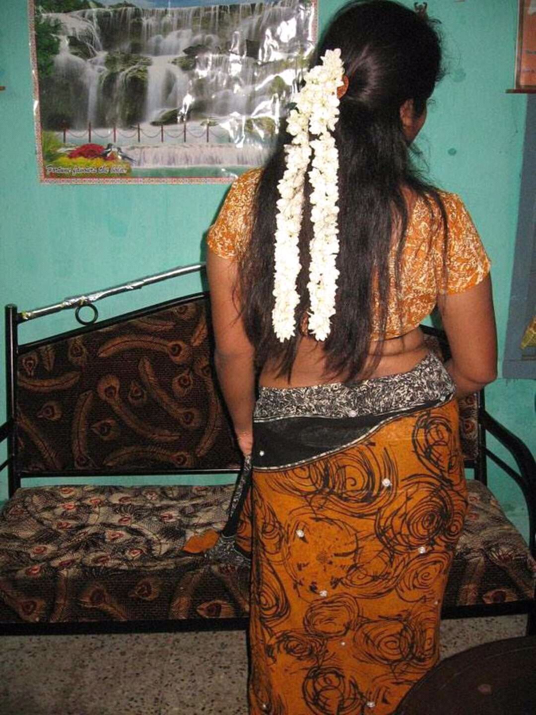 South indian aunty in saree malligai