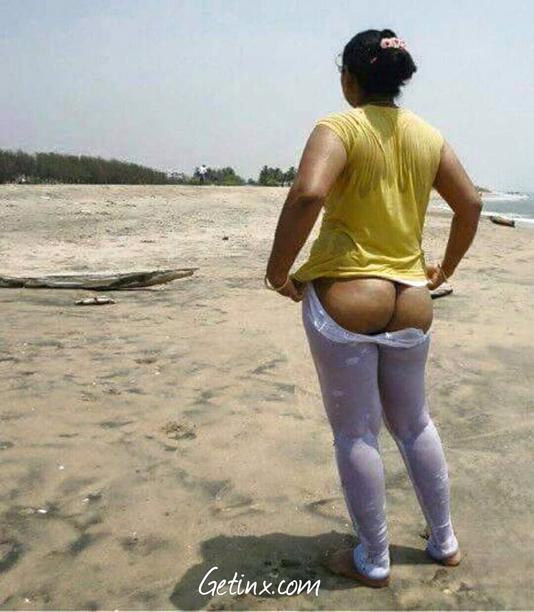 south Indian mallu tamil aunty in beach flashing ass in public pics picture